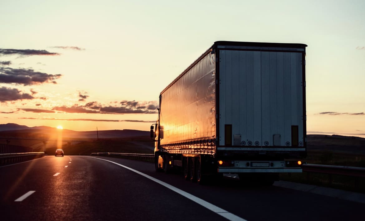 Фура на рассвете везет по трассе термозависимые грузы из Москвы. Biocard - перевозки грузов с температурным режимом по РФ