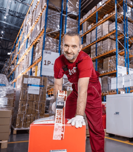 Специалист фармацевтического склада в Москве за работой. Biocard - перевозки грузов с температурным режимом по РФ и миру