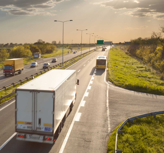 Фура везет по трассе термозависимые грузы из Москвы в Украину. Biocard - перевозки грузов с температурным режимом по РФ, миру